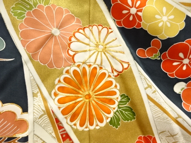  アンティーク　作家物　松竹梅に鶴模様刺繍掛下・中着セット